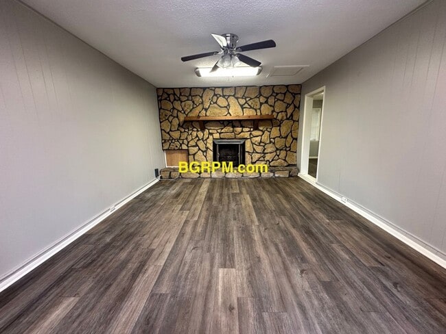 Building Photo - 3 BD, 1 1/2 BA, Home in Jacksonville