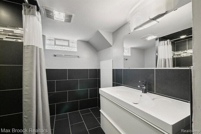 Building Photo - 3602 Elmhurst Ave