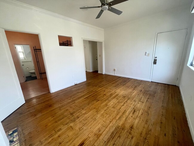 LIVINGROOM - Lincoln Road Apartments