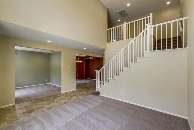 Building Photo - Beautiful Sky Ranch home with Spectacular Views!