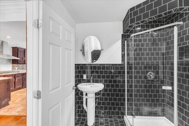 Building Photo - Beautiful 4 bedroom home downtown