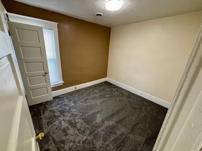 Building Photo - 306/308w2nd