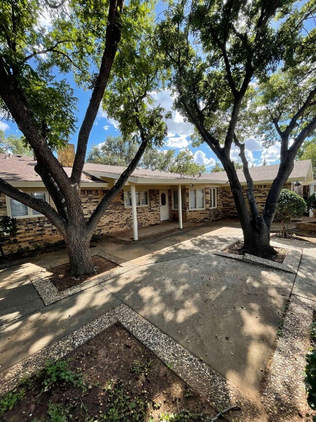 Building Photo - Beautiful Large Home with Basement