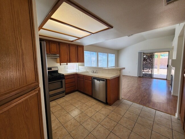 Building Photo - Lovely Single Story Home