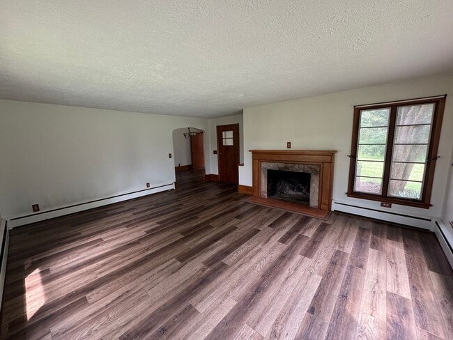 Building Photo - Charming 3 Bed, 1 Bath Home with 3-Car Gar...