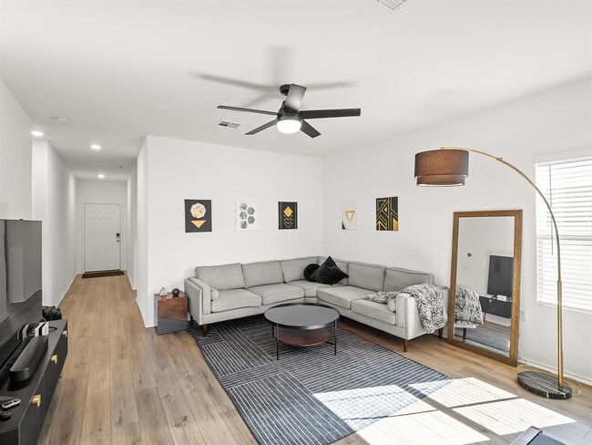 Building Photo - 2729 Louris Ln