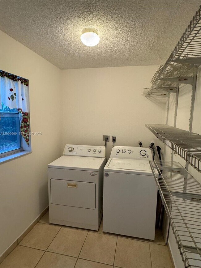Building Photo - 3022 Coral Springs Dr