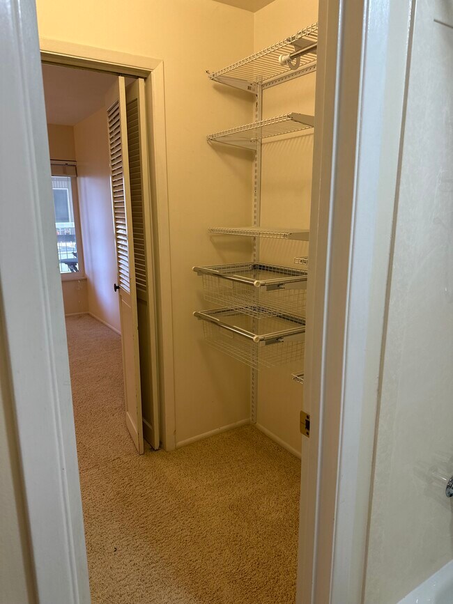 Building Photo - Waterbury Way condominium - utilities included