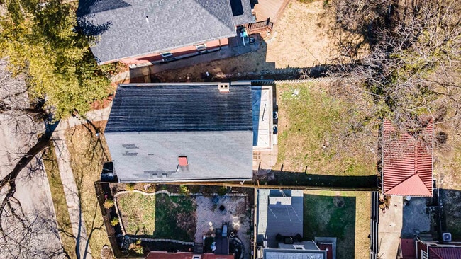 Building Photo - 2218 Scott St