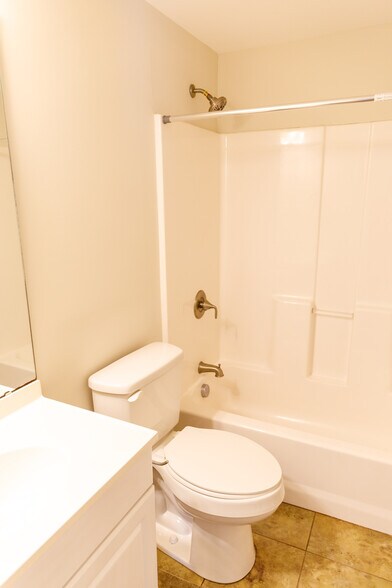 Building Photo - 116 America St