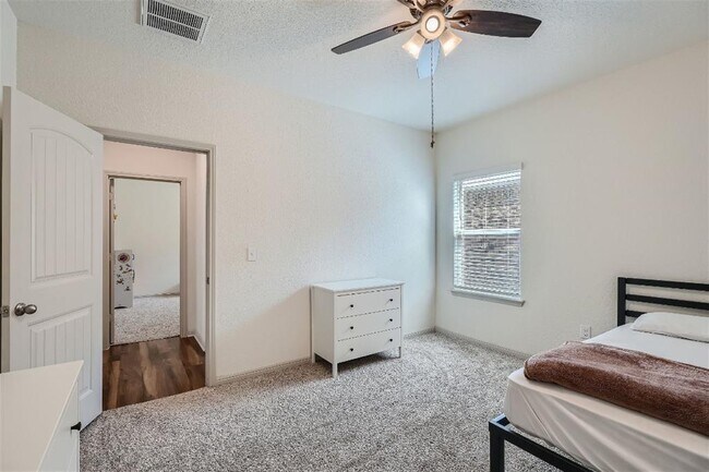 Building Photo - 124 Marienfeld Ln