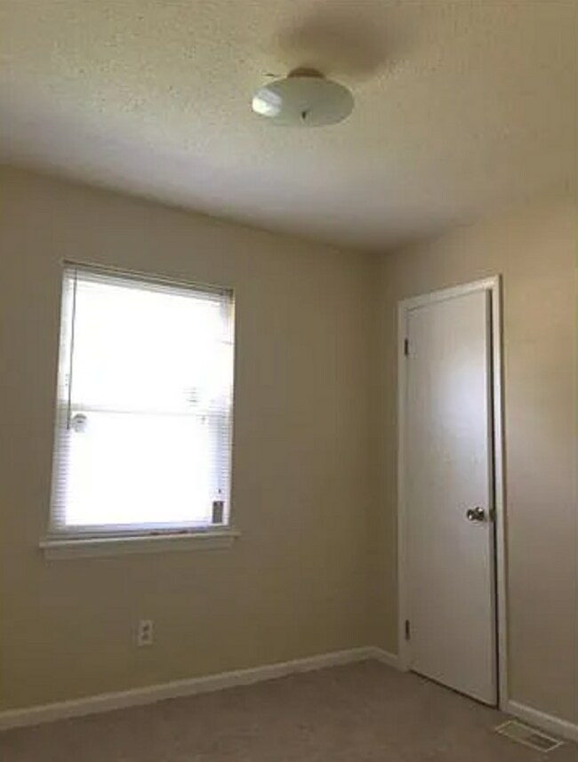 Building Photo - Charming, Spacious, renovated 2 Bedroom Units in a GREAT location!