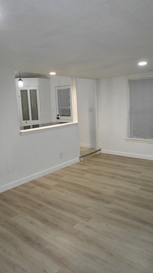 Building Photo - Newly rehabbed fully rehabbed 4 bed 2 bath...