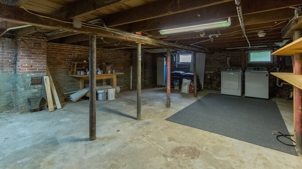 Building Photo - 112 Rochester St