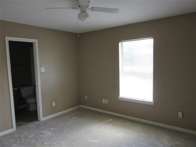 Building Photo - 5237 Pinewood Terrace