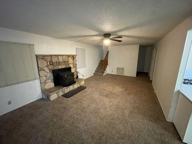 Building Photo - Two story 4 bedroom 2 bath home, Magalia