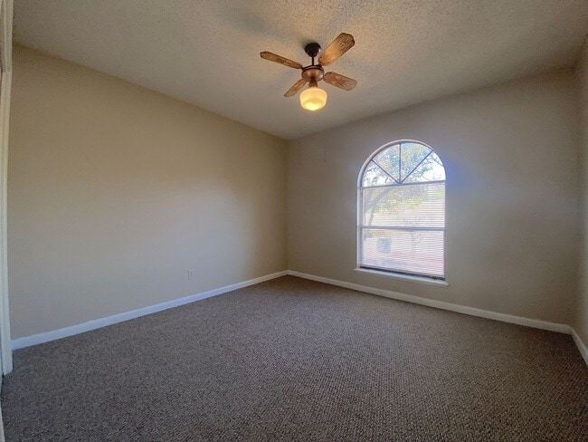 Building Photo - West El Paso 4 bed refrig A/C Home!