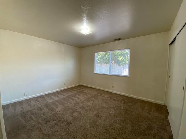Building Photo - Fairfield, 3 bed/2 bath home $2400