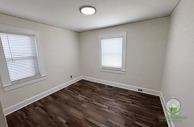 Building Photo - 307 E Blue Ridge Dr
