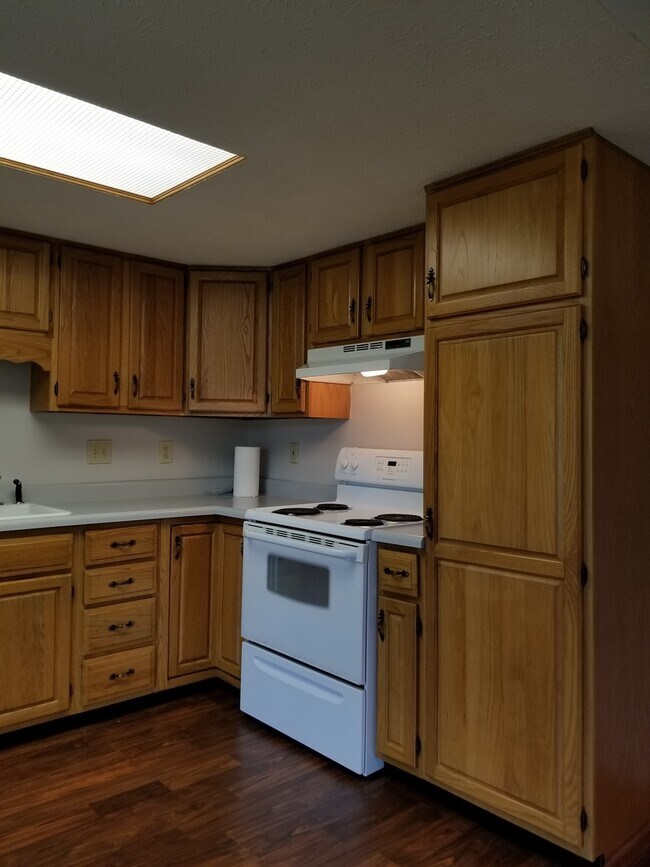 Building Photo - * August 2026* GREAT 3 Bed House!!