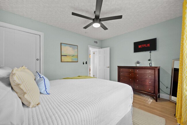 Building Photo - 522 31st St W