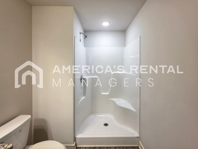 Building Photo - Modern Living in The Heights!