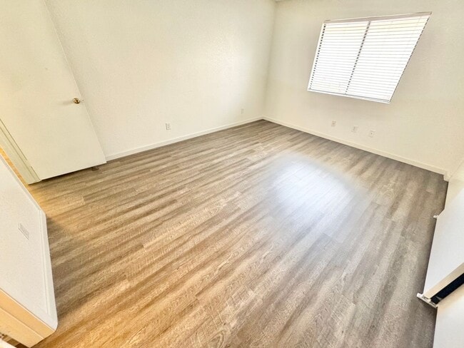 Building Photo - LIMITED TIME ONLY!! TAKE POSSESSION BY JUNE 1ST & RECEIVE ONE MONTH FREE RENT!! In this comfortab...