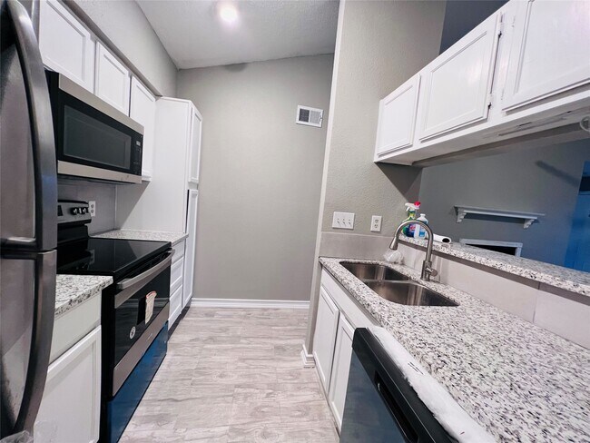 Building Photo - 2121 El Paseo St