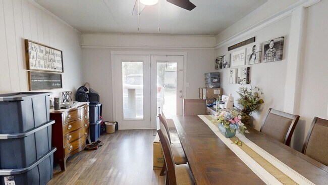 Building Photo - 1202 Sunshine Dr