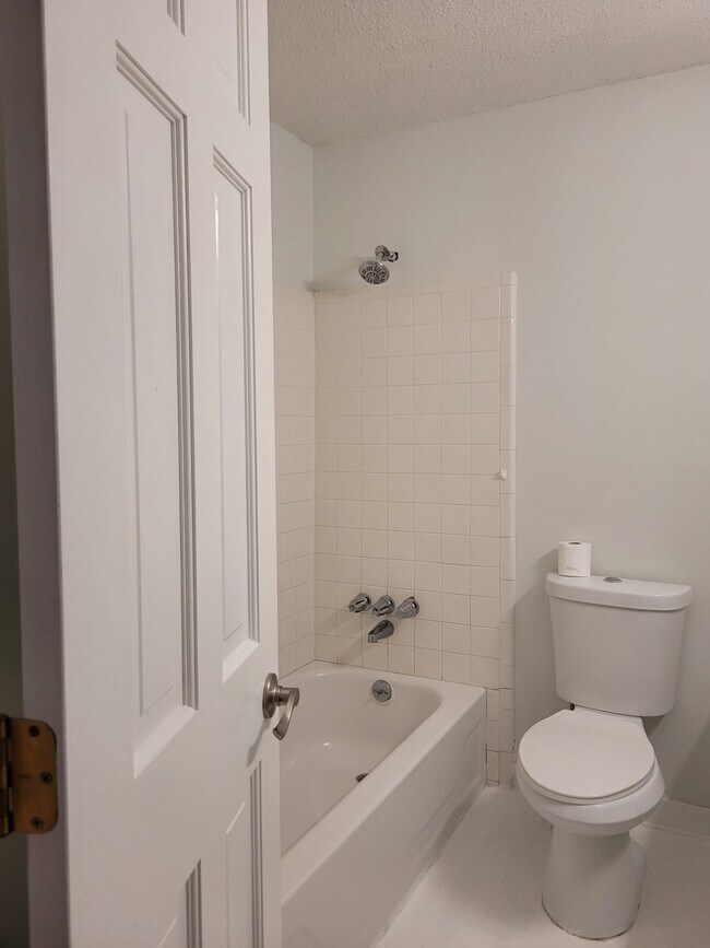 Building Photo - 2701 Cliffside Dr