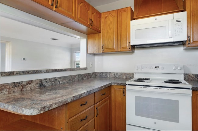 Building Photo - 2901 Leslee Lake Dr N