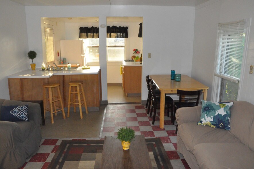 Living Room/Kitchen - 212 Linden Ave