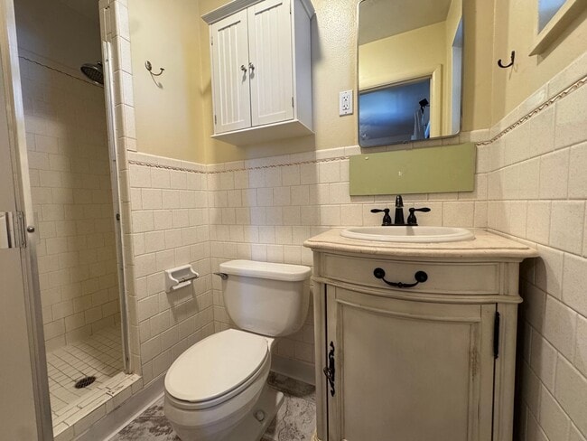 Building Photo - Spacious NE Heights Home