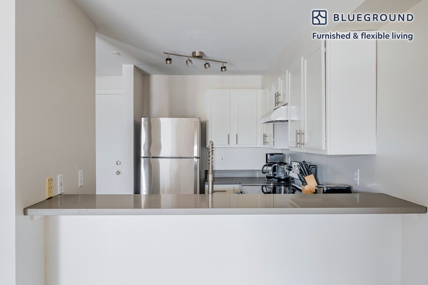 Building Photo - 526 Yale Ave N