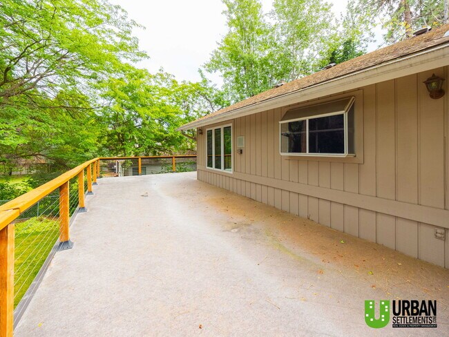 Building Photo - 8421 E Columbia Dr