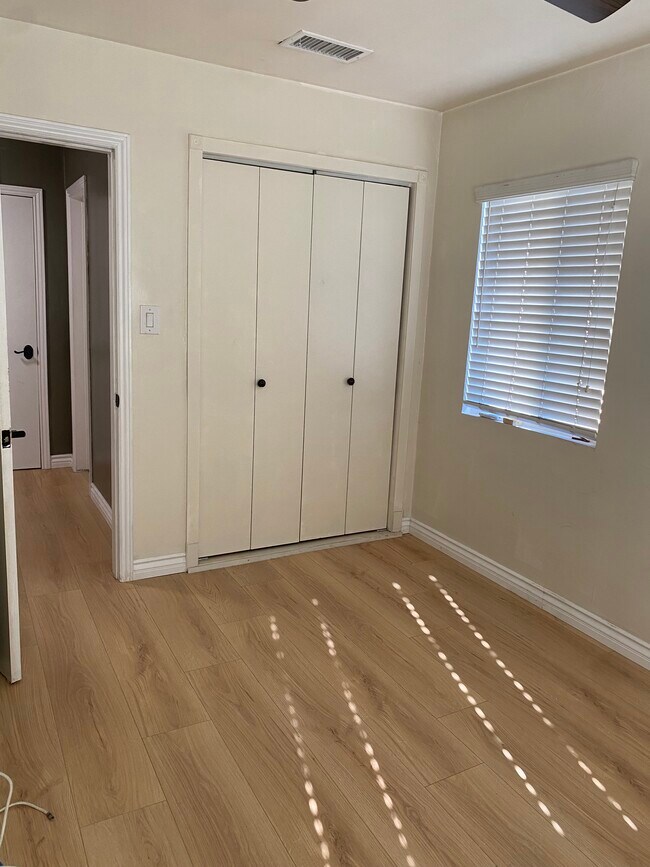 Building Photo - 10262 S Van Ness Ave