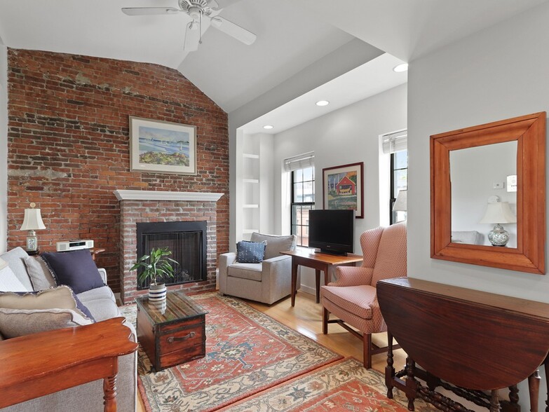 Primary Photo - 110 Charles St
