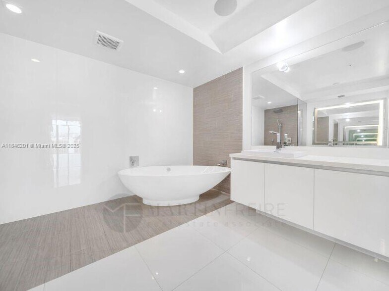 Building Photo - 300 Sunny Isles Blvd