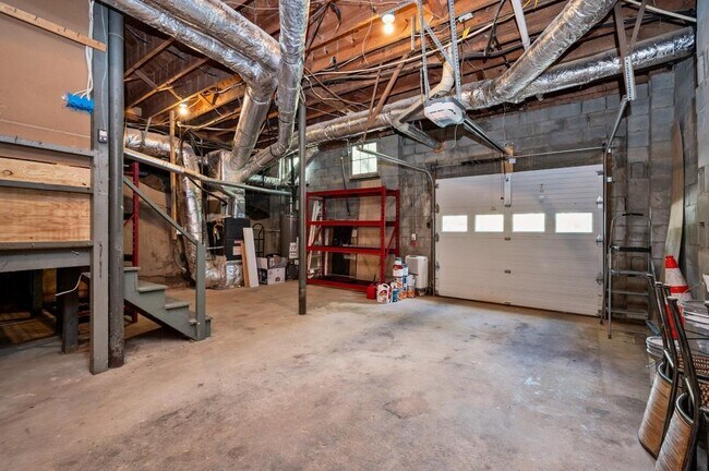 Building Photo - 220 Lakeview Ave NE