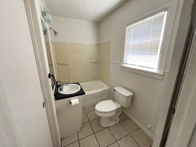 Building Photo - 135 Rainbow Dr