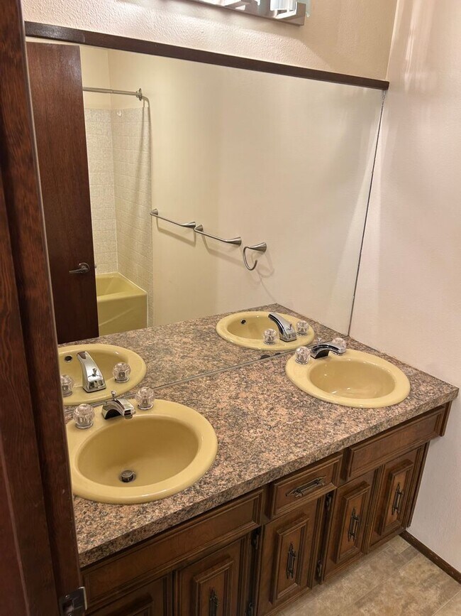 Building Photo - Luxury Hillside Retreat with City Views – 3 Bed / 3 Bath + Loft on Expansive Double Lot