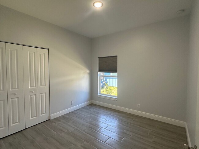 Building Photo - 3 Bedroom 2 Bath 1 Car Garage