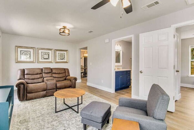 Building Photo - Charming 3-Bedroom, 2-Bath Home Near Downtown Pensacola