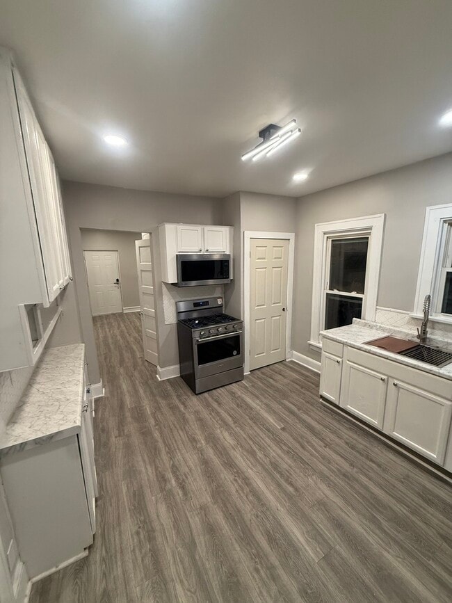 Building Photo - 746 N Schuyler Ave