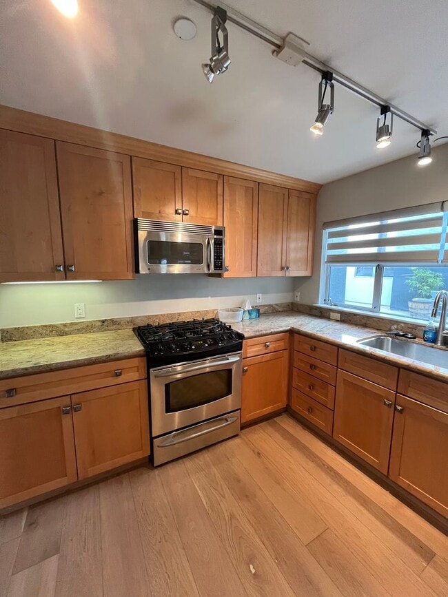 Building Photo - Beautiful 2BR/1BA with Large Private Patio, Parking & Shared Rooftop Deck in Marina