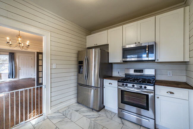 Building Photo - 708 E Woodland Ave