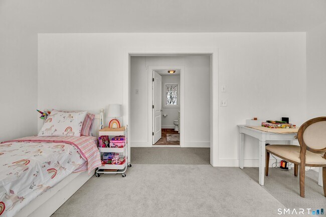 Building Photo - 5 Main Dr