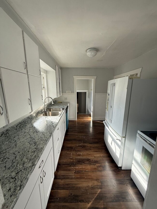 Building Photo - Beautiful 4 Bed, 3 Bath House; W/D Included; Fenced Yard; Wood Floors; and a Charming Style