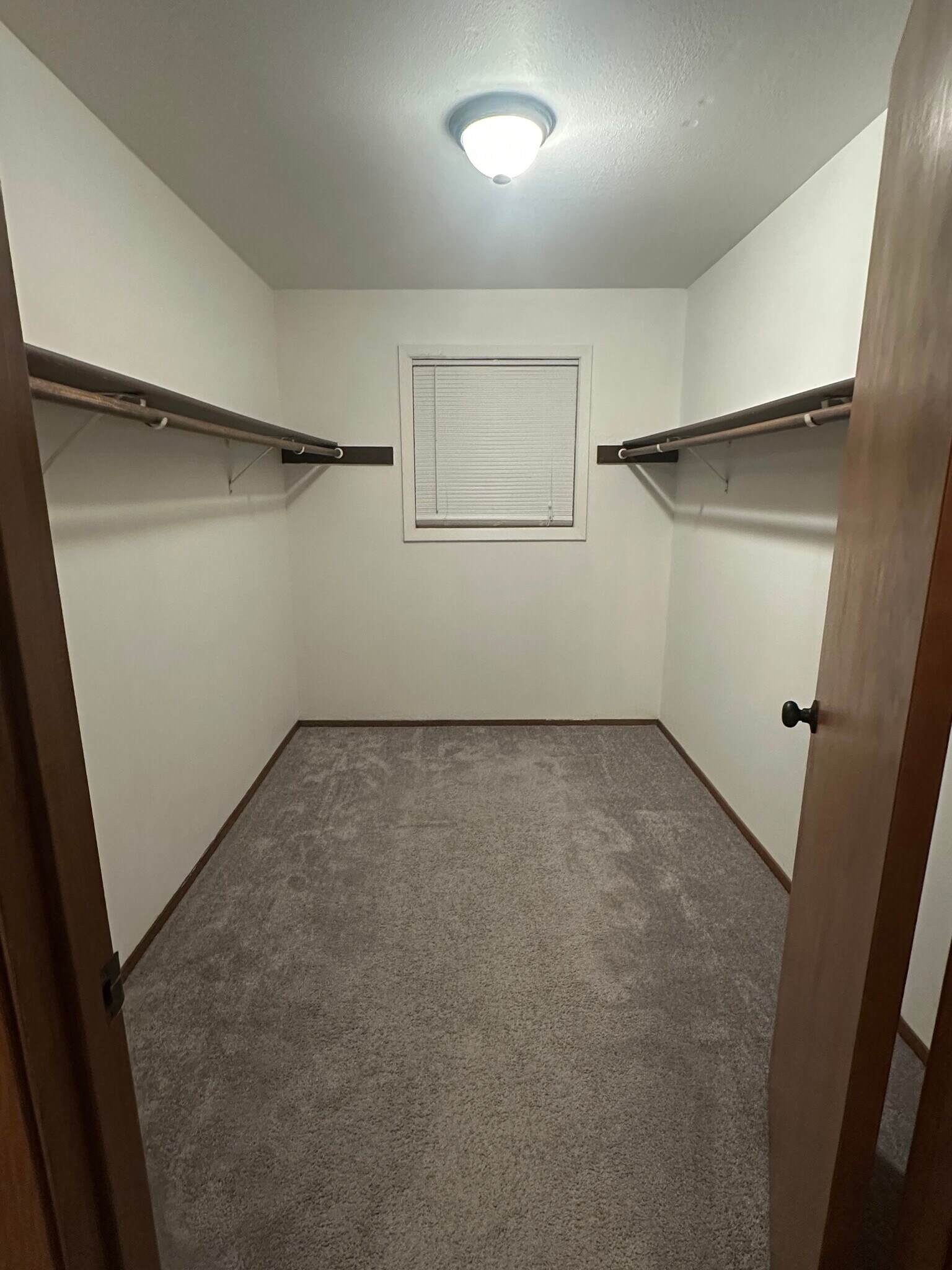 Walking closet - 4234 S 252nd Pl