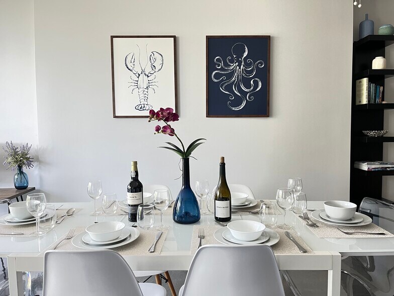 Dining room with place settings for 6 people - 6620 Indian Creek Dr
